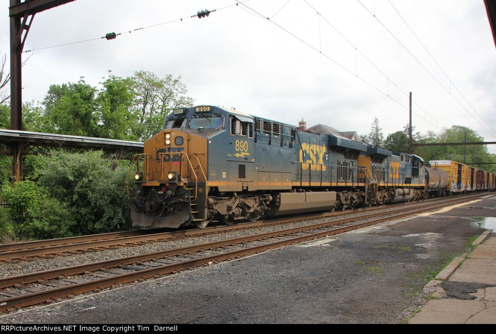CSX 890 leads M404